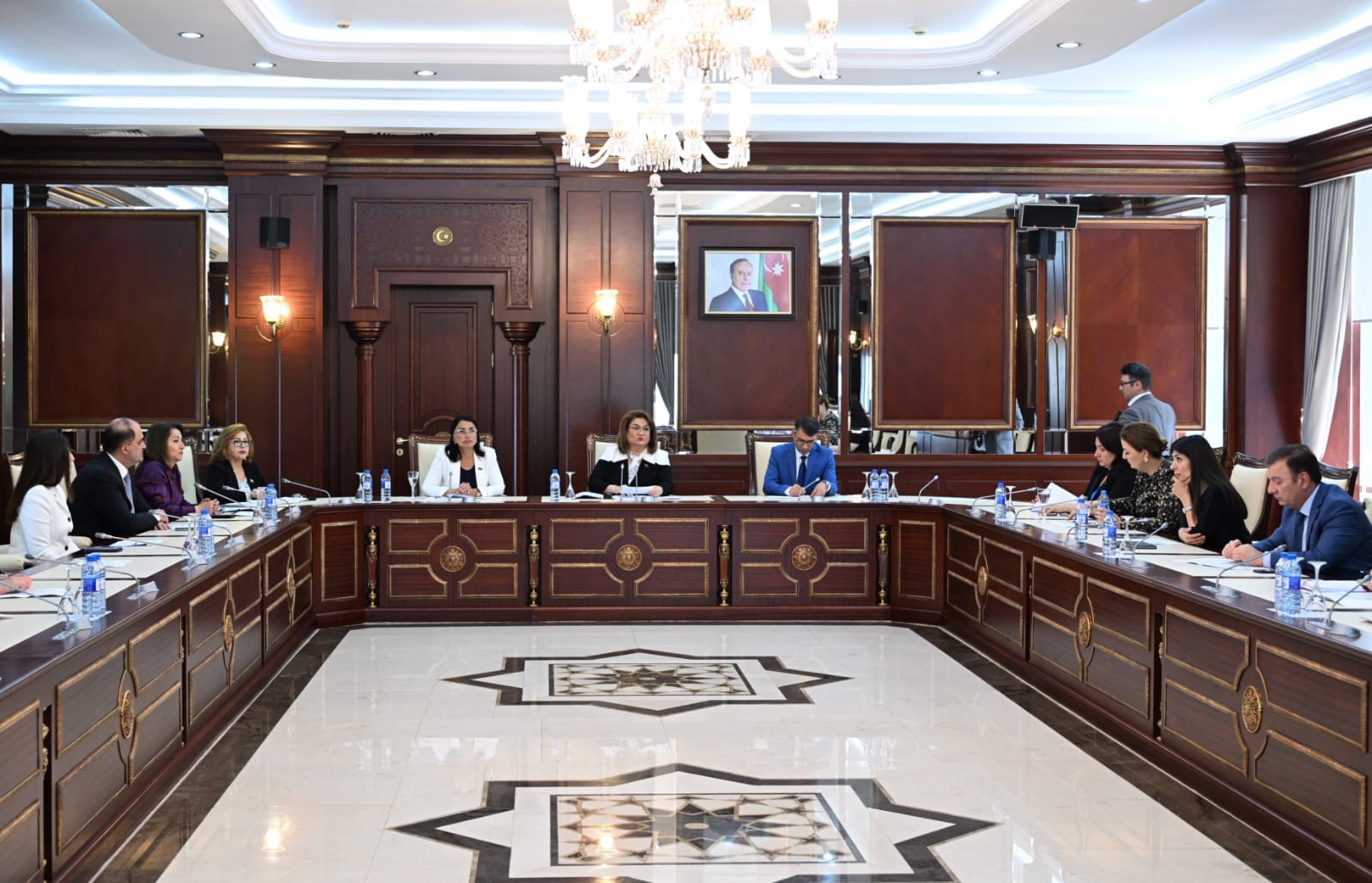 Ailə, qadın və uşaq məsələləri komitəsinin iclası keçirilib (FOTO)