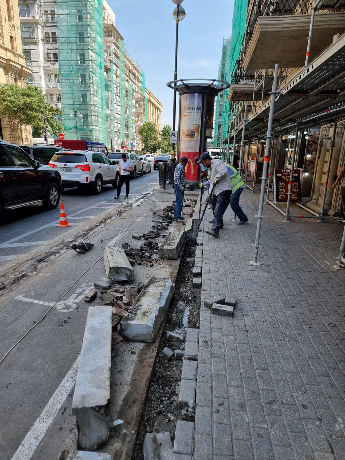 "Sahil" metrostansiyasının önündəki səkilər niyə sökülür? (FOTO)