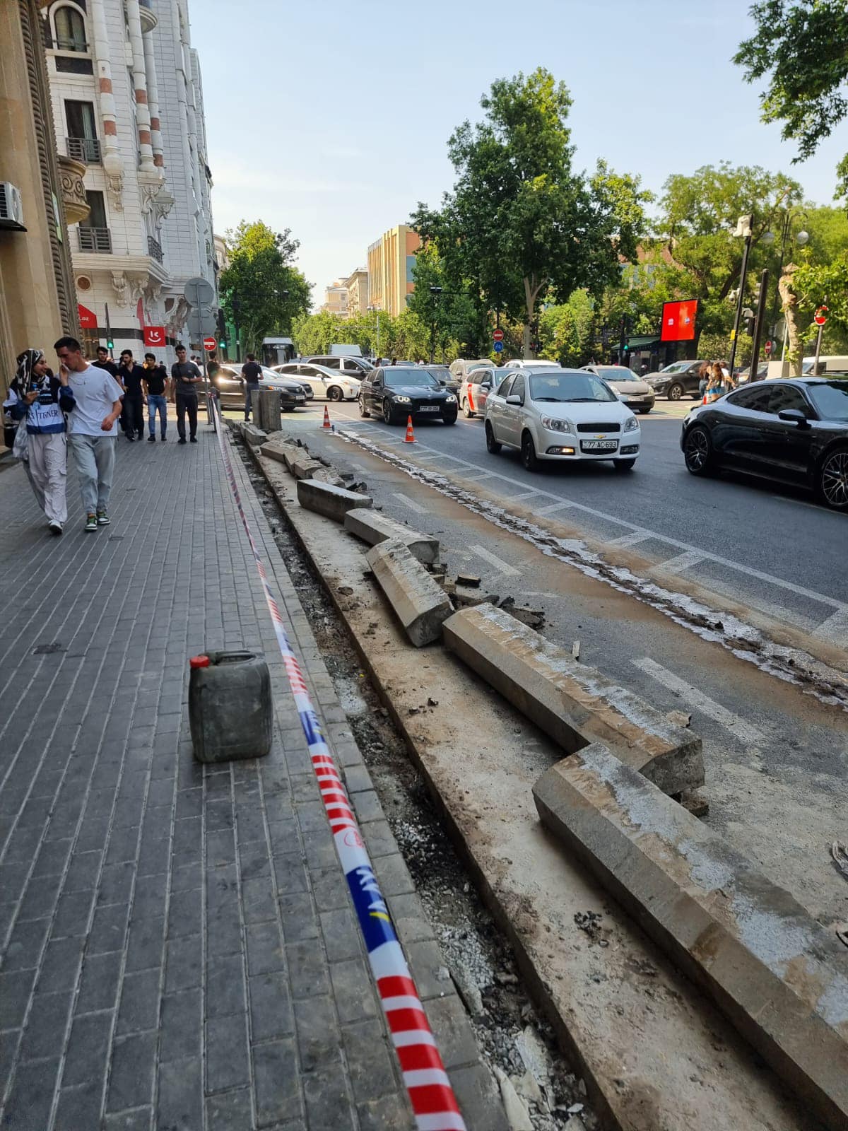 "Sahil" metrostansiyasının önündəki səkilər niyə sökülür? (FOTO)