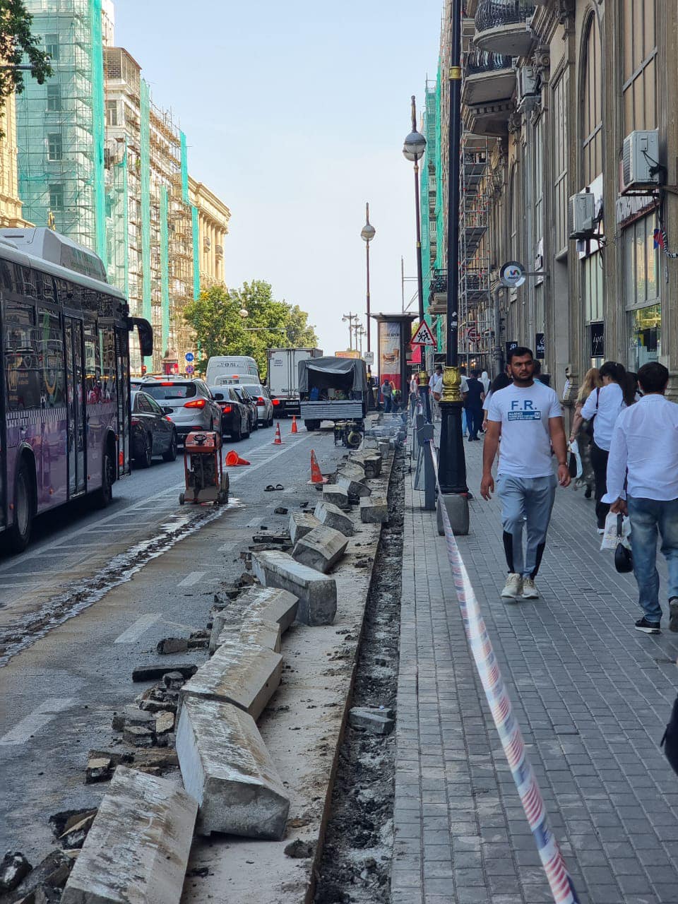 "Sahil" metrostansiyasının önündəki səkilər niyə sökülür? (FOTO)