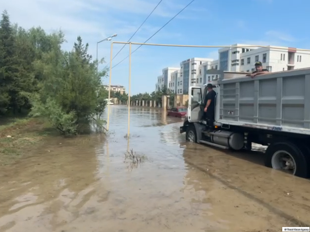 Yevlax və Mingəçevirdə bəzi əraziləri su basıb, vətəndaşlar təxliyə olunur (FOTO)