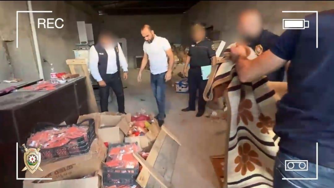 Naxçıvanda istifadə müddəti bitmiş kolbasa və sosiska satışı ilə məşğul olan şəxs saxlanıldı (FOTO)