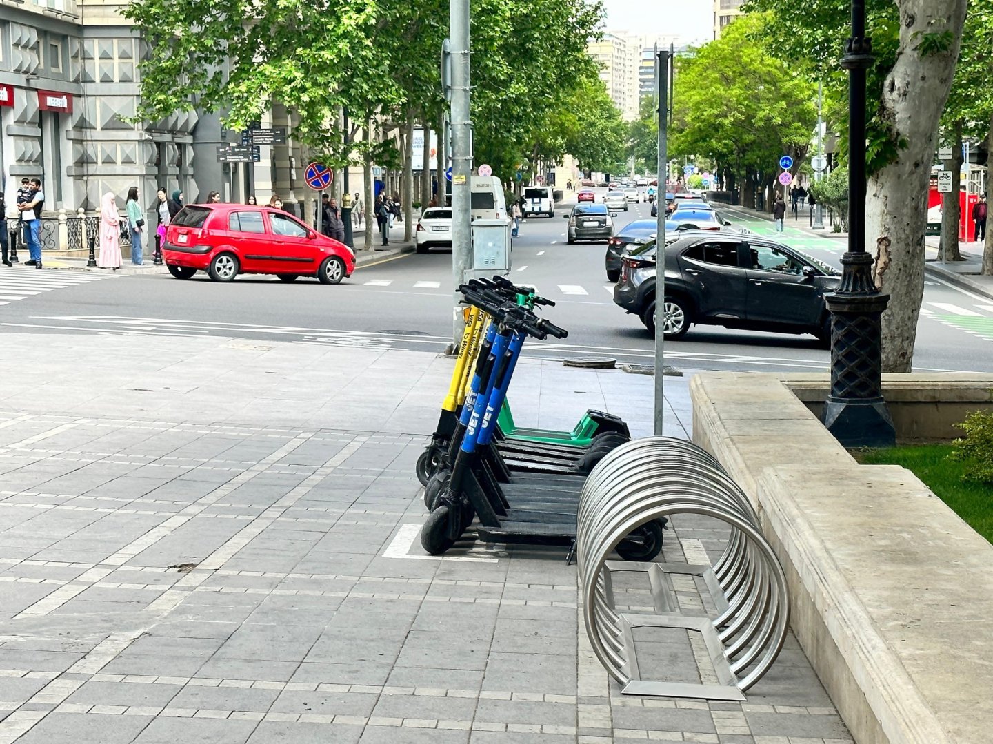 Paytaxtda velosipedlərin parklanması üçün dəmir konstruksiyaların quraşdırılmasına başlanıldı