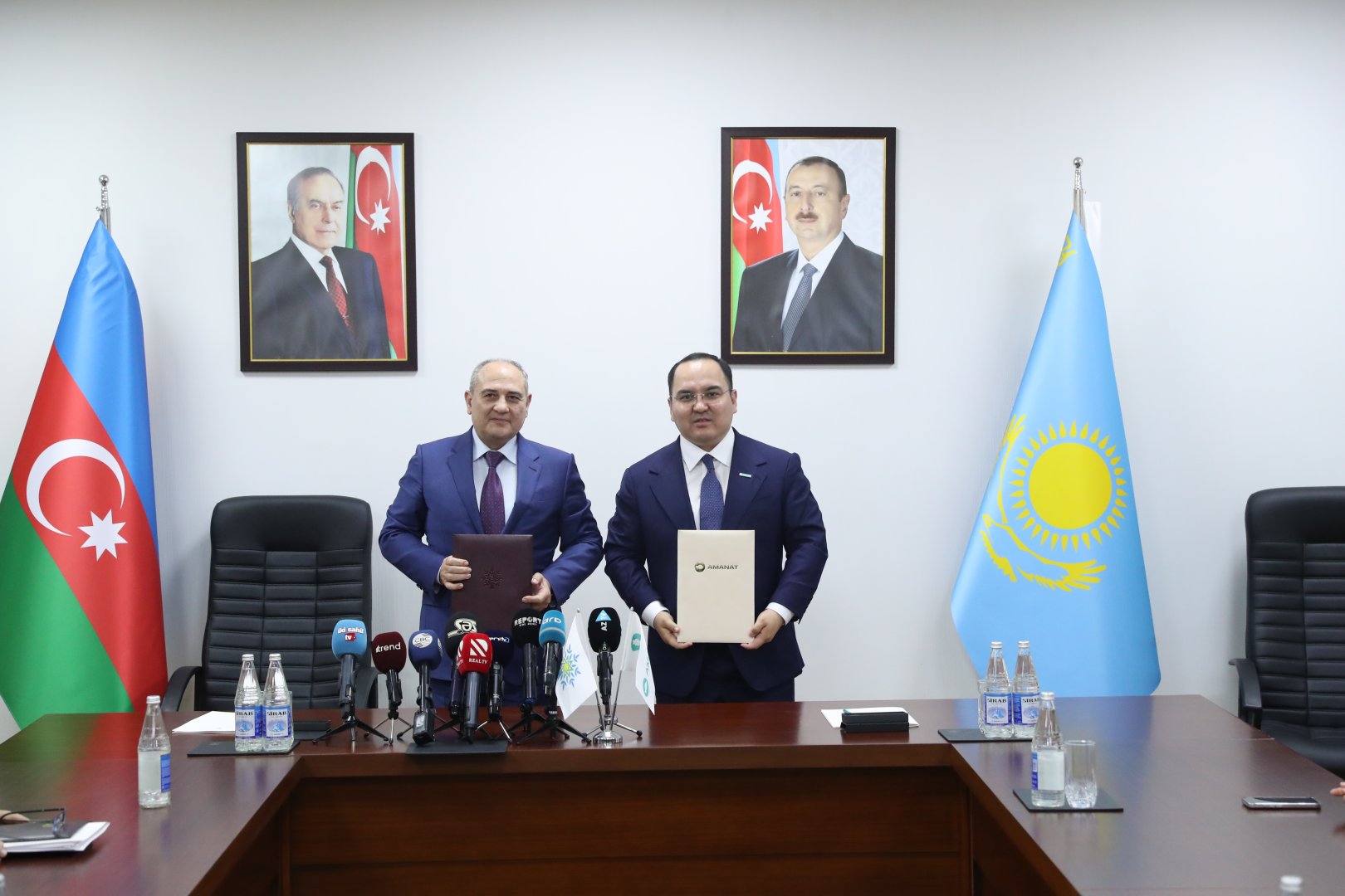 YAP ilə “AMANAT” partiyası arasında qarşılıqlı fəaliyyət və əməkdaşlıq haqqında Memorandum imzalanıb (FOTO)