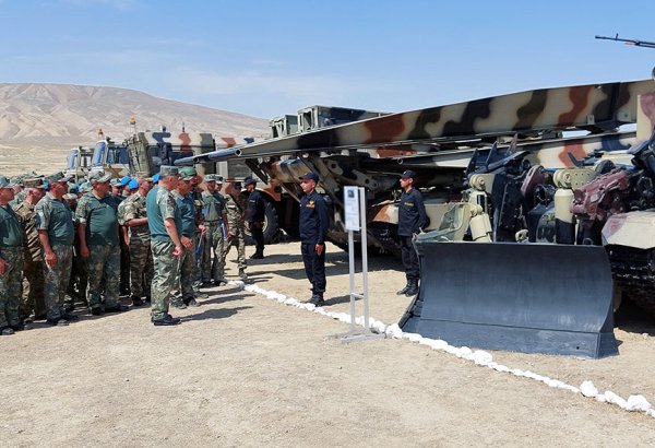 Baş Qərargah rəisi mühəndis bölmələrinin taktiki-xüsusi təlimini izləyib (FOTO)