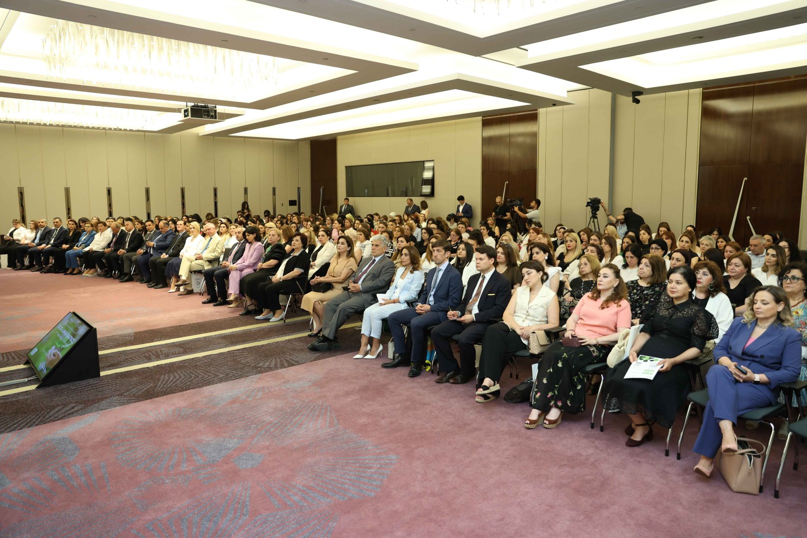 UNEC-də “Eko Dilçilik” mövzusunda Xarici Dil Müəllimlərinin II Beynəlxalq Forumu keçirilib (FOTO)