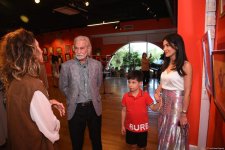 "Leonardo Art School Baku" tələbələrinin sərhədsiz fantaziyası - Bakıda keçirilən sərgidə parlaq rənglərin ardıcıllığı (FOTO)