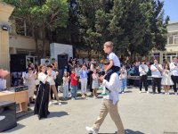 Qayğısız illərin "son zəng"i çalındı (FOTOREPORTAJ)