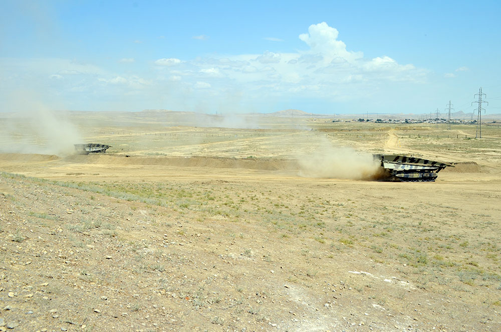 Baş Qərargah rəisi mühəndis bölmələrinin taktiki-xüsusi təlimini izləyib (FOTO)