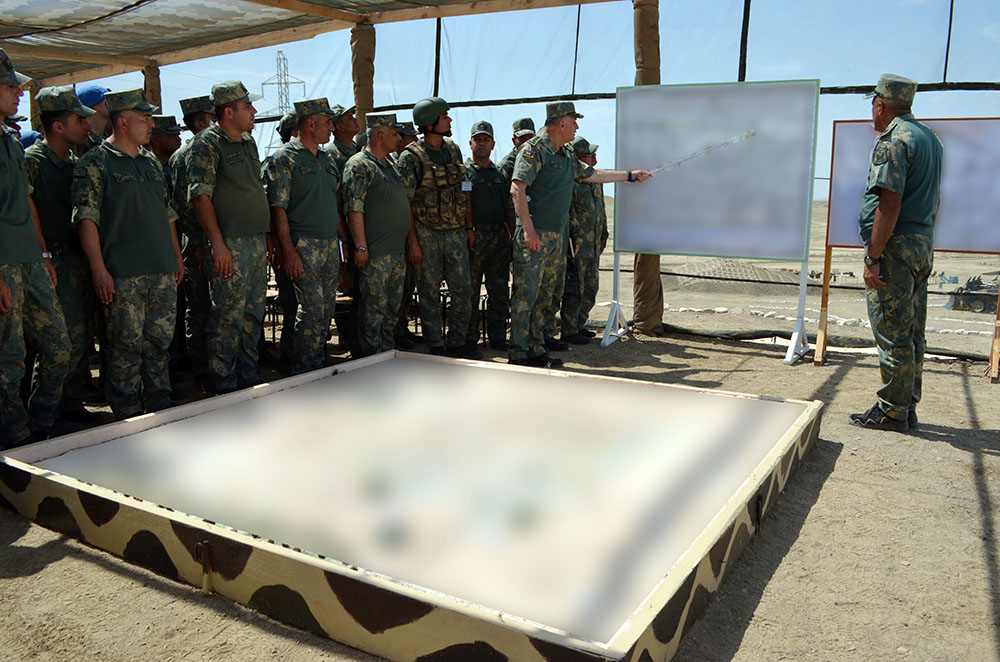 Baş Qərargah rəisi mühəndis bölmələrinin taktiki-xüsusi təlimini izləyib (FOTO)