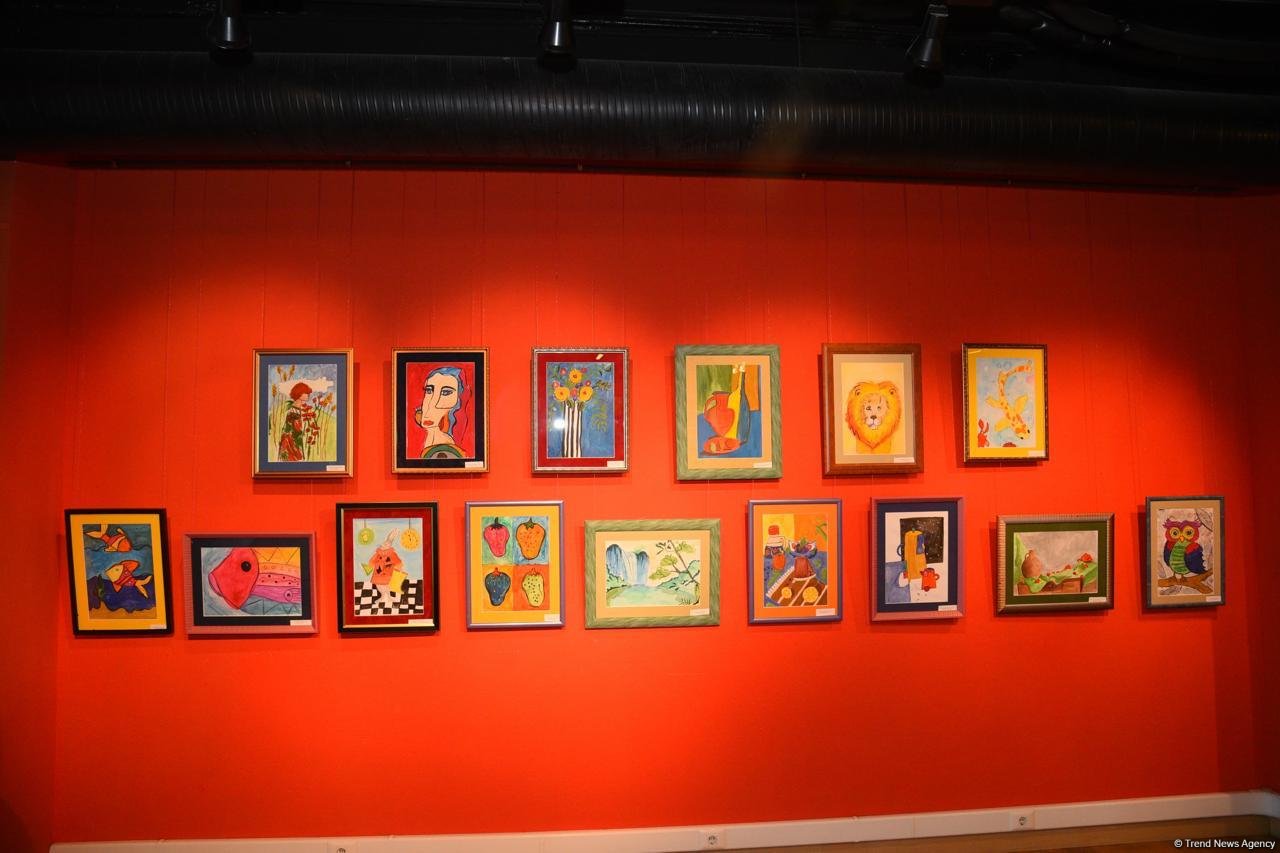 "Leonardo Art School Baku" tələbələrinin sərhədsiz fantaziyası - Bakıda keçirilən sərgidə parlaq rənglərin ardıcıllığı (FOTO)