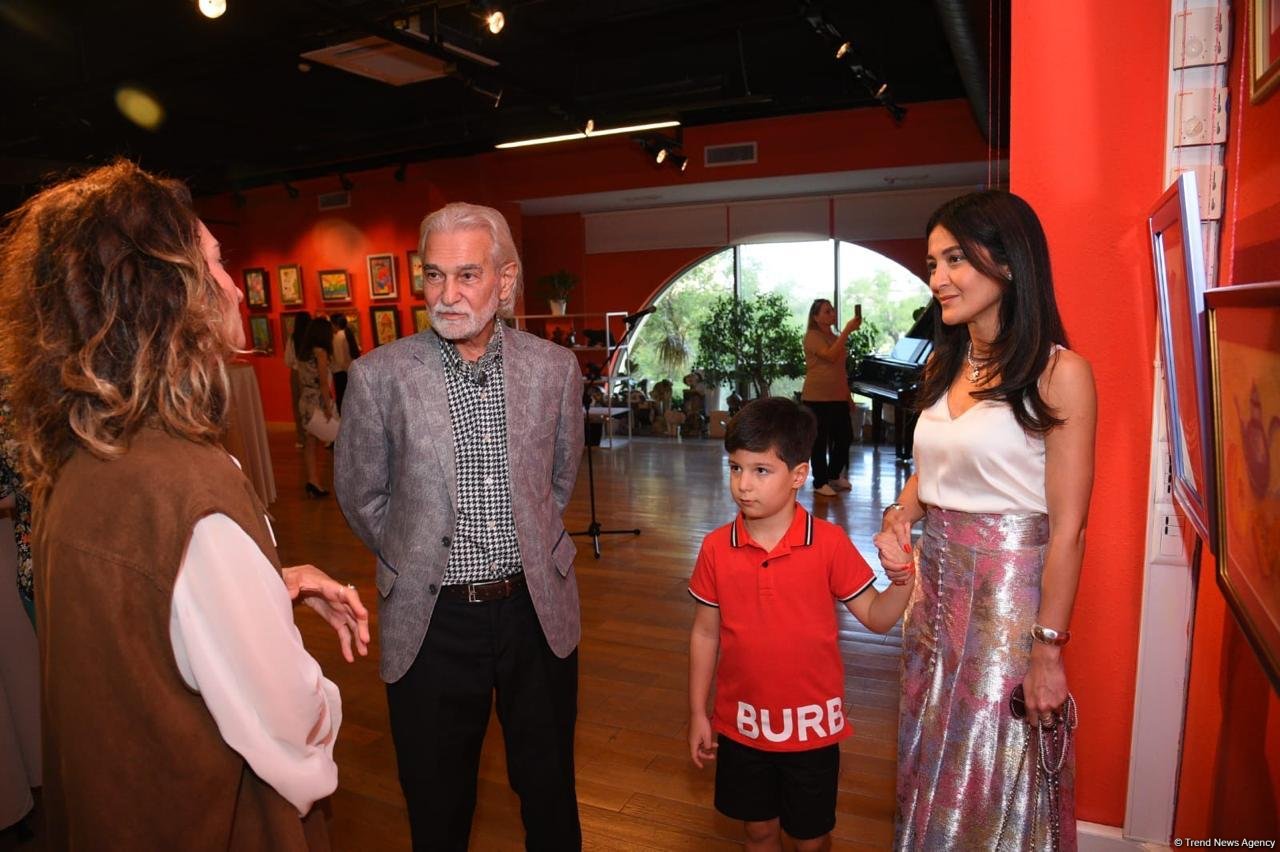 "Leonardo Art School Baku" tələbələrinin sərhədsiz fantaziyası - Bakıda keçirilən sərgidə parlaq rənglərin ardıcıllığı (FOTO)