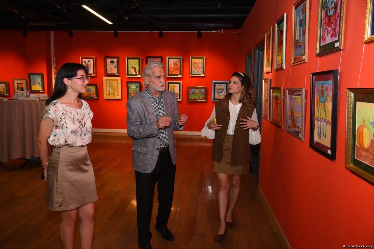 "Leonardo Art School Baku" tələbələrinin sərhədsiz fantaziyası - Bakıda keçirilən sərgidə parlaq rənglərin ardıcıllığı (FOTO)