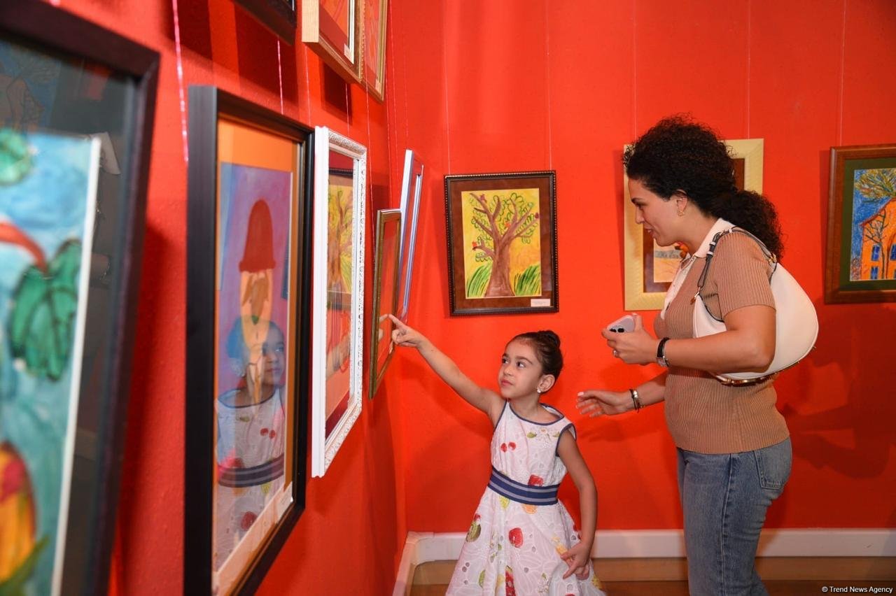 "Leonardo Art School Baku" tələbələrinin sərhədsiz fantaziyası - Bakıda keçirilən sərgidə parlaq rənglərin ardıcıllığı (FOTO)