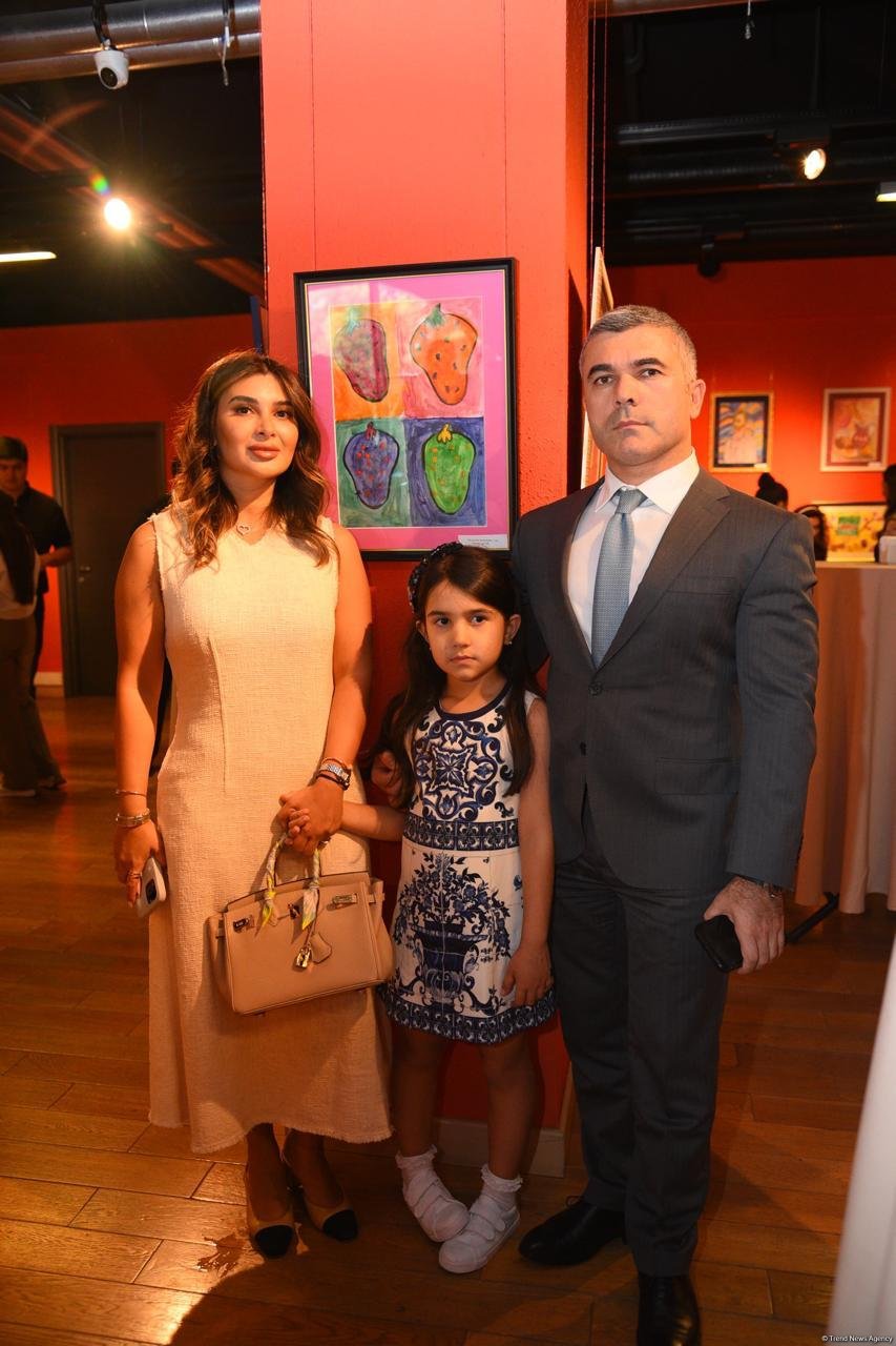 "Leonardo Art School Baku" tələbələrinin sərhədsiz fantaziyası - Bakıda keçirilən sərgidə parlaq rənglərin ardıcıllığı (FOTO)