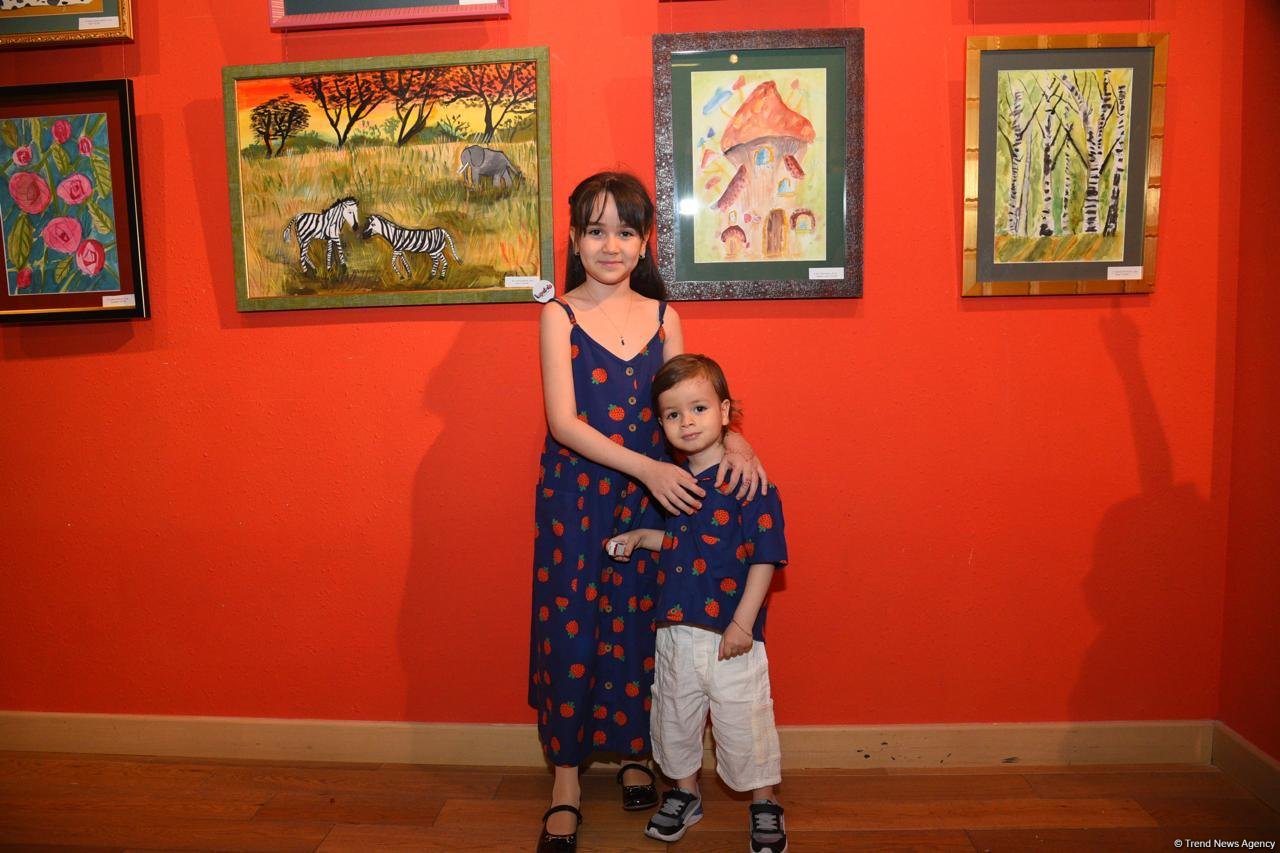 "Leonardo Art School Baku" tələbələrinin sərhədsiz fantaziyası - Bakıda keçirilən sərgidə parlaq rənglərin ardıcıllığı (FOTO)