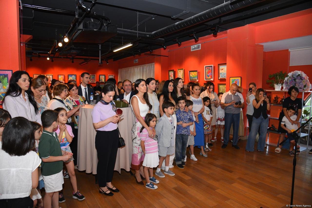 "Leonardo Art School Baku" tələbələrinin sərhədsiz fantaziyası - Bakıda keçirilən sərgidə parlaq rənglərin ardıcıllığı (FOTO)
