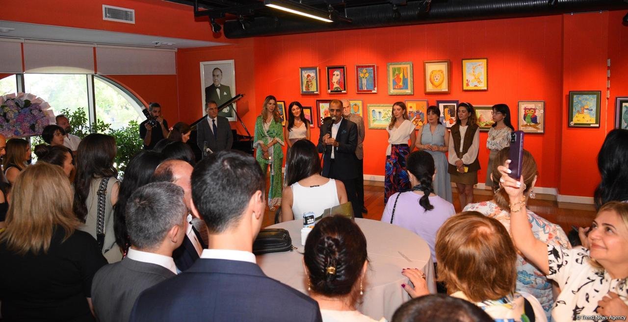 "Leonardo Art School Baku" tələbələrinin sərhədsiz fantaziyası - Bakıda keçirilən sərgidə parlaq rənglərin ardıcıllığı (FOTO)