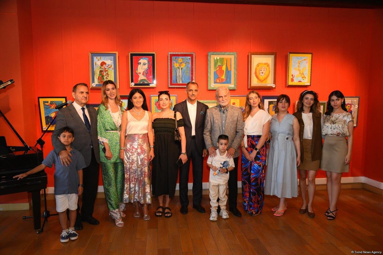 "Leonardo Art School Baku" tələbələrinin sərhədsiz fantaziyası - Bakıda keçirilən sərgidə parlaq rənglərin ardıcıllığı (FOTO)