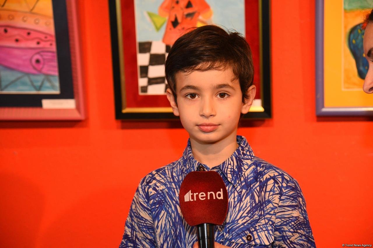 "Leonardo Art School Baku" tələbələrinin sərhədsiz fantaziyası - Bakıda keçirilən sərgidə parlaq rənglərin ardıcıllığı (FOTO)