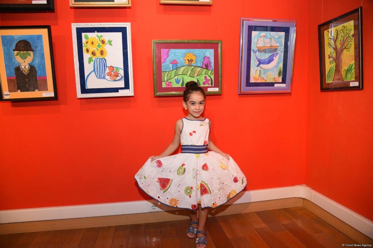 "Leonardo Art School Baku" tələbələrinin sərhədsiz fantaziyası - Bakıda keçirilən sərgidə parlaq rənglərin ardıcıllığı (FOTO)