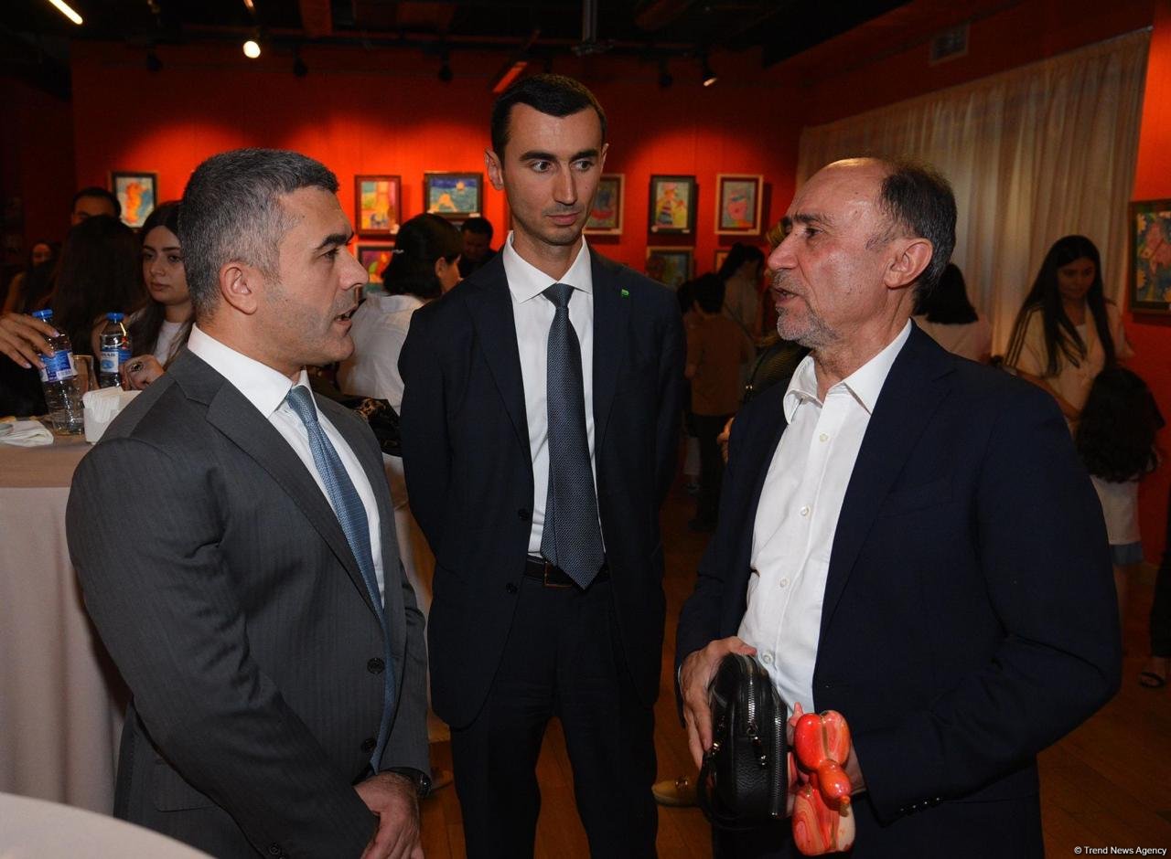 "Leonardo Art School Baku" tələbələrinin sərhədsiz fantaziyası - Bakıda keçirilən sərgidə parlaq rənglərin ardıcıllığı (FOTO)
