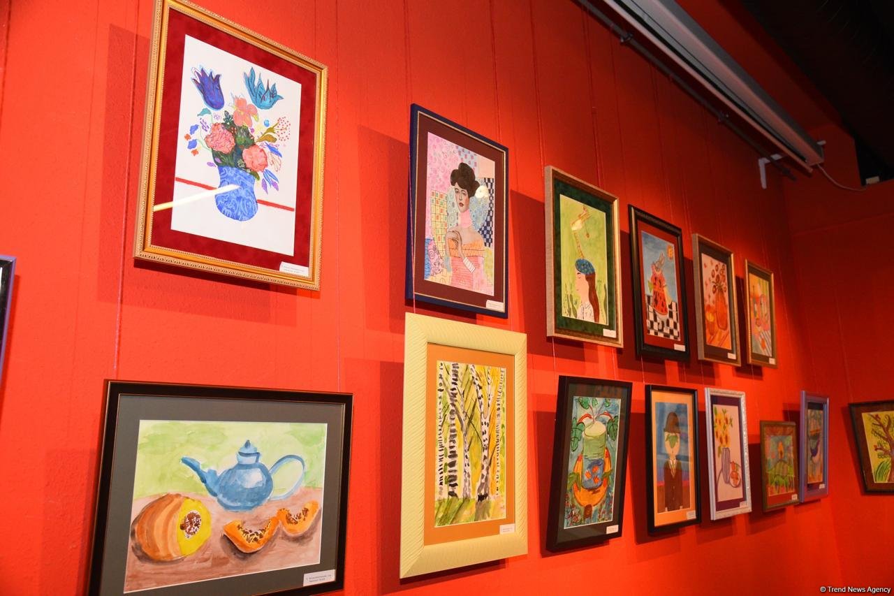 "Leonardo Art School Baku" tələbələrinin sərhədsiz fantaziyası - Bakıda keçirilən sərgidə parlaq rənglərin ardıcıllığı (FOTO)