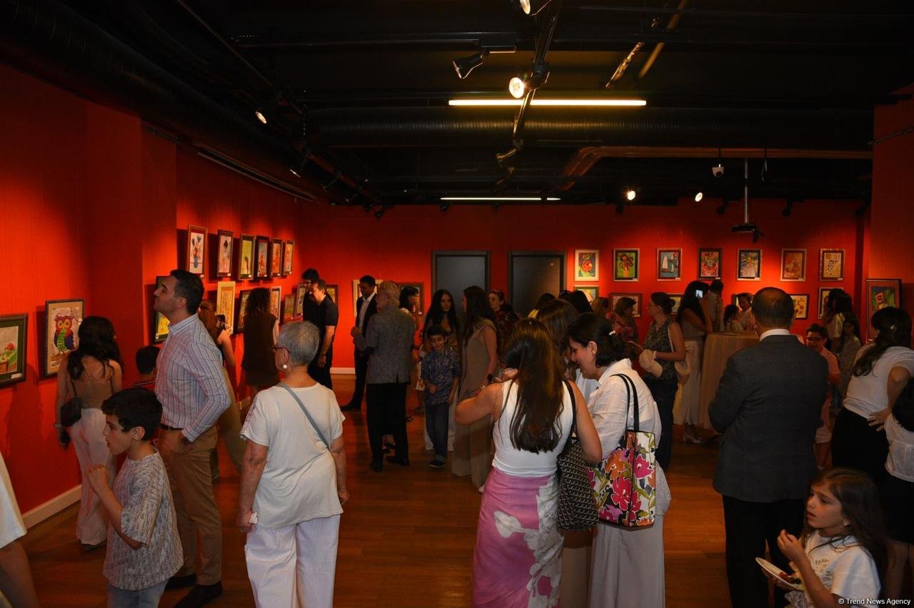 "Leonardo Art School Baku" tələbələrinin sərhədsiz fantaziyası - Bakıda keçirilən sərgidə parlaq rənglərin ardıcıllığı (FOTO)