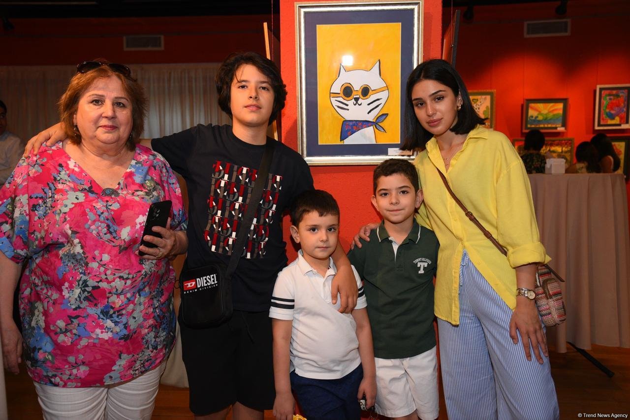 "Leonardo Art School Baku" tələbələrinin sərhədsiz fantaziyası - Bakıda keçirilən sərgidə parlaq rənglərin ardıcıllığı (FOTO)