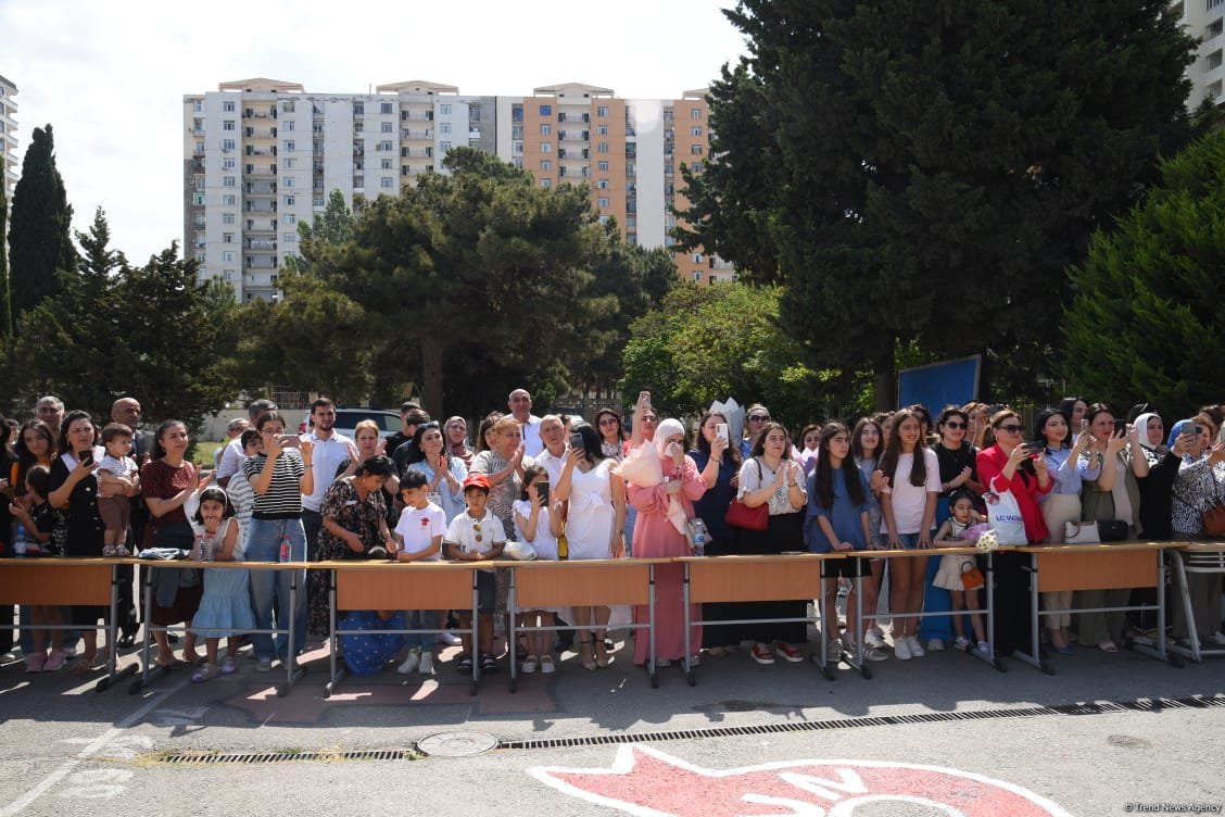 Qayğısız illərin "son zəng"i çalındı (FOTOREPORTAJ)