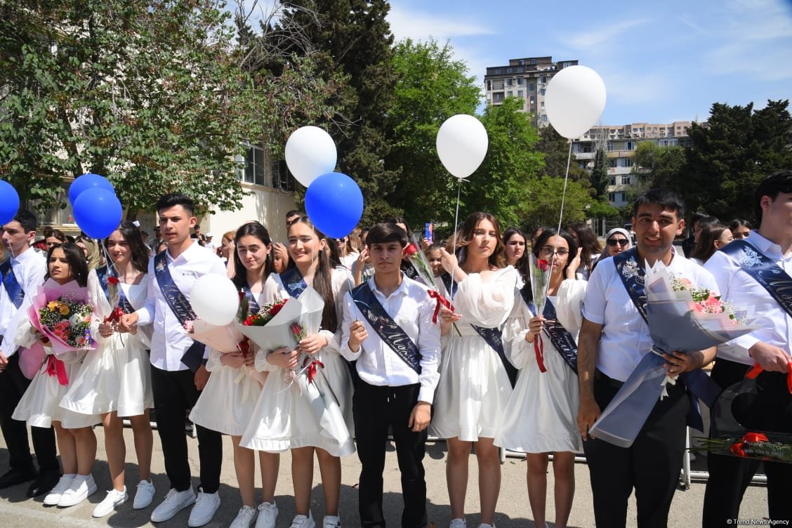 Qayğısız illərin "son zəng"i çalındı (FOTOREPORTAJ)