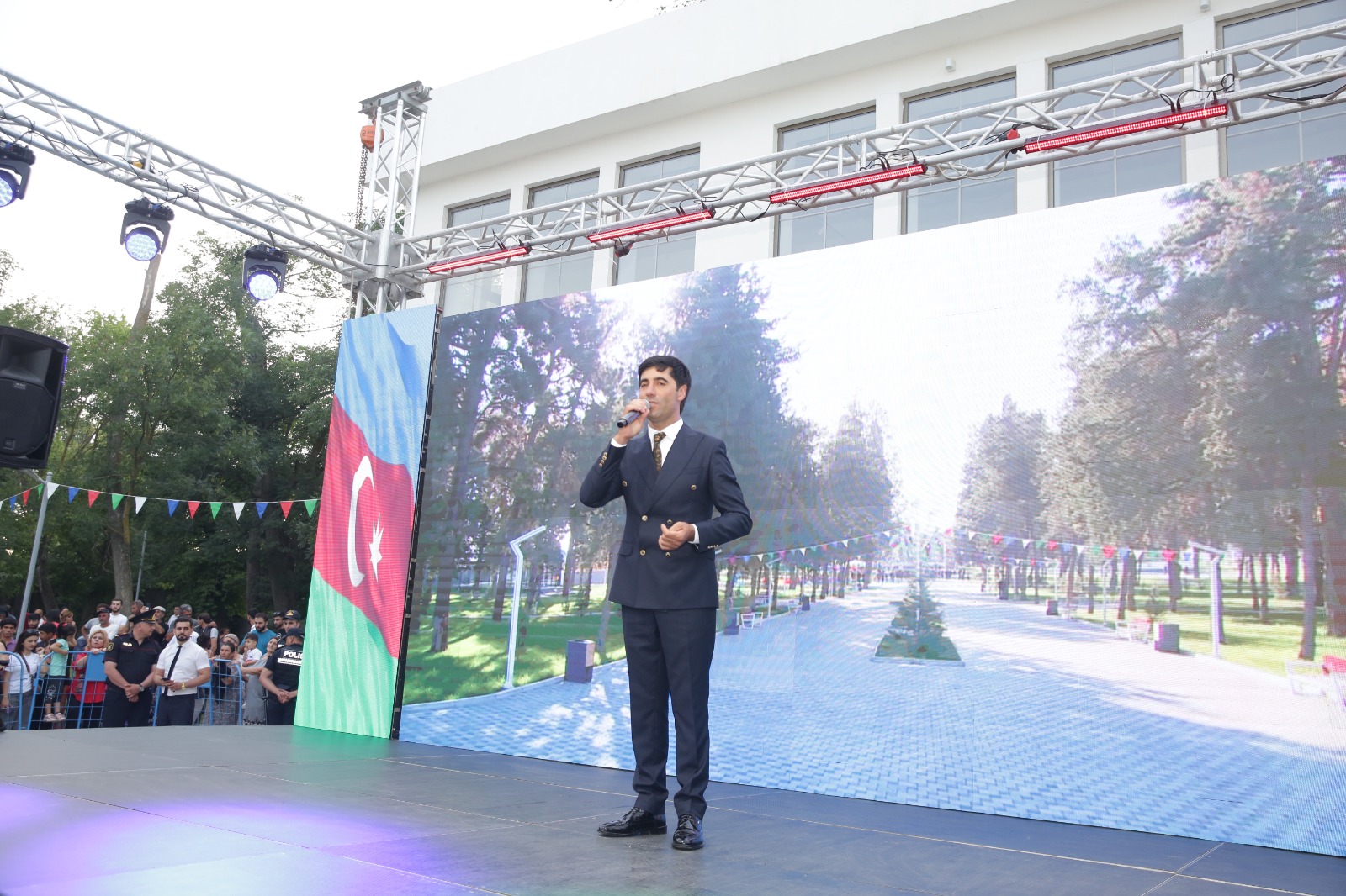 Xaçmazda Milli Qurtuluş Günü ilə əlaqədar möhtəşəm bayram konserti keçirilib (FOTO)