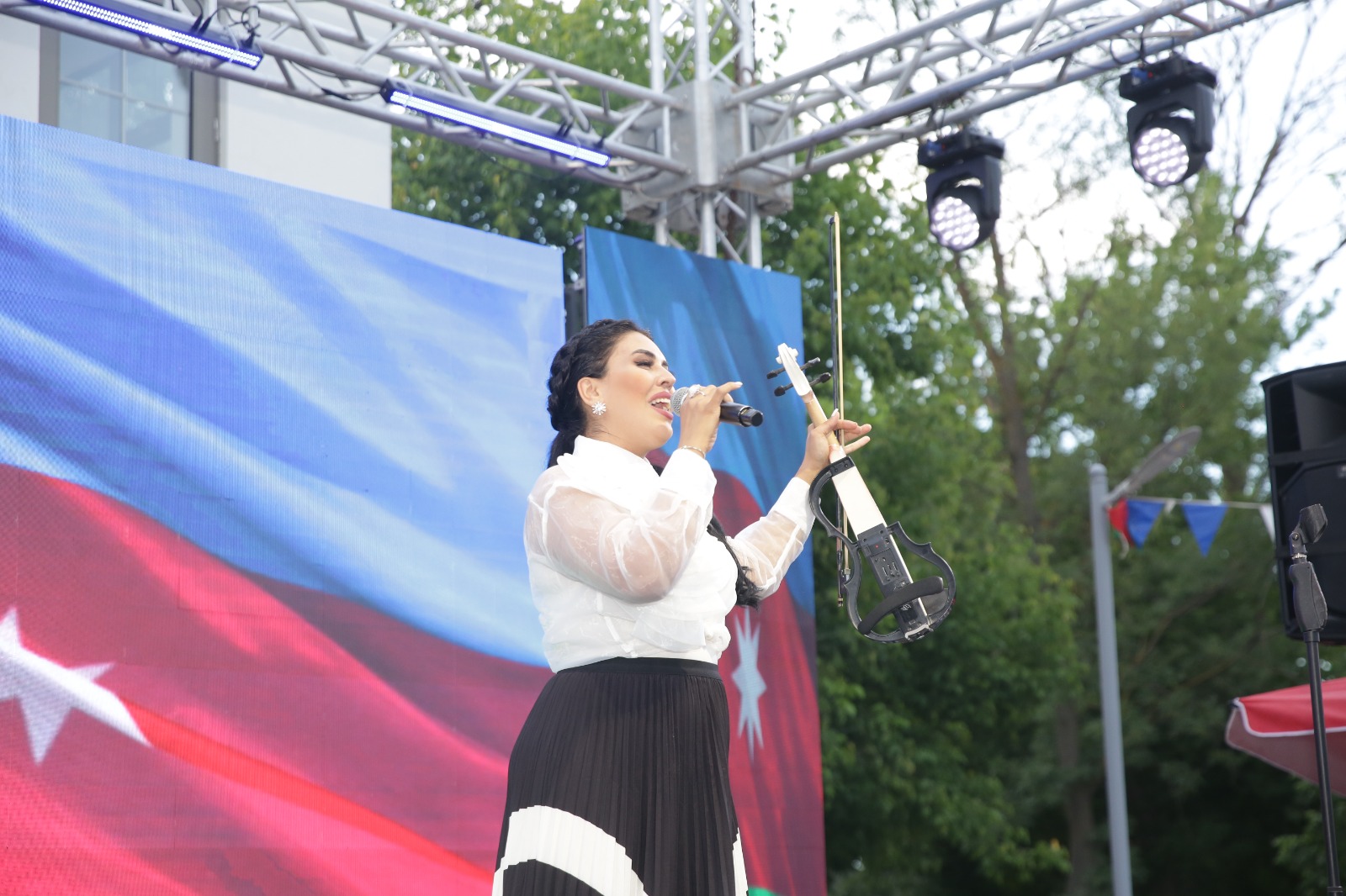 Xaçmazda Milli Qurtuluş Günü ilə əlaqədar möhtəşəm bayram konserti keçirilib (FOTO)