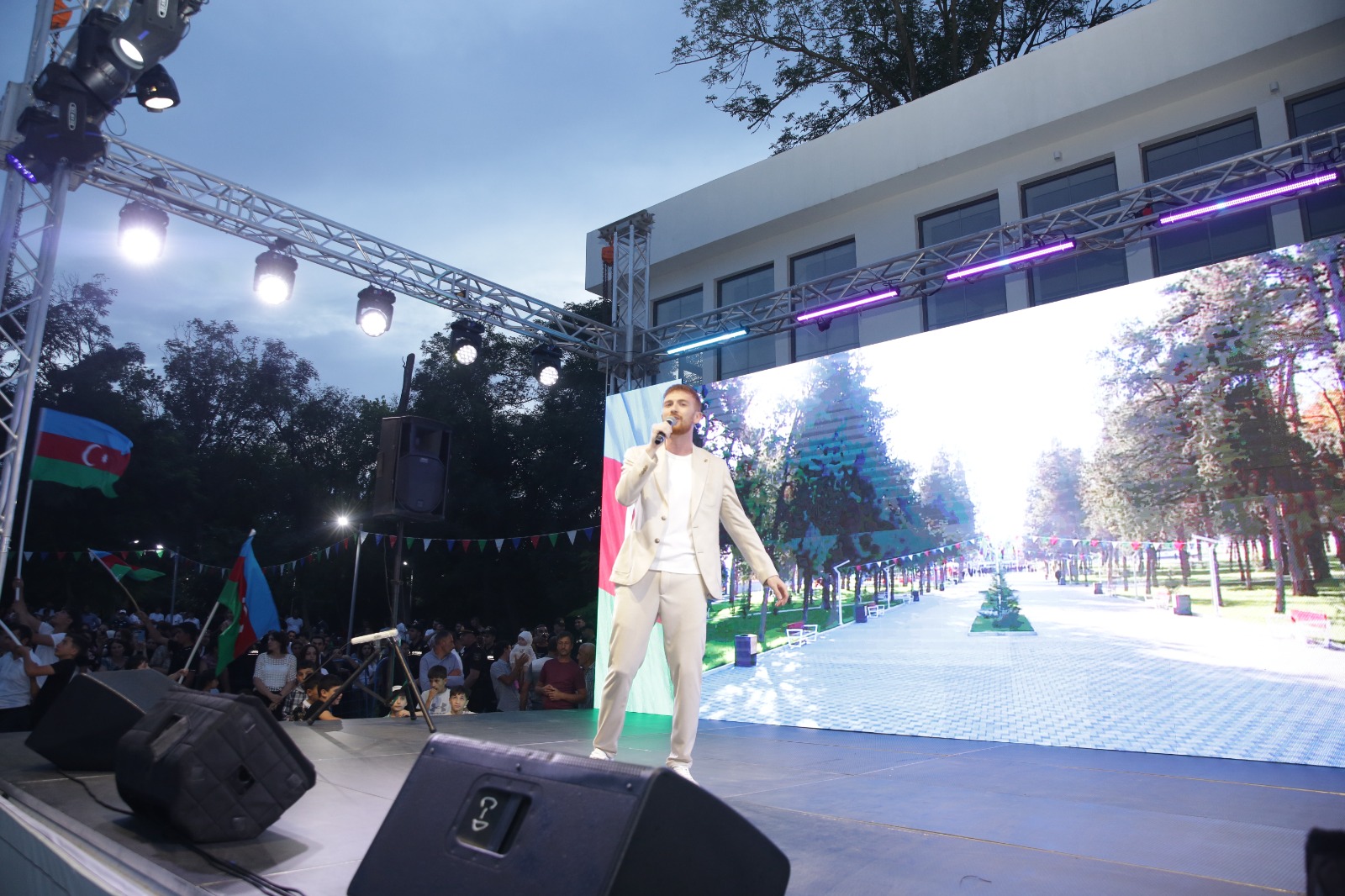 Xaçmazda Milli Qurtuluş Günü ilə əlaqədar möhtəşəm bayram konserti keçirilib (FOTO)