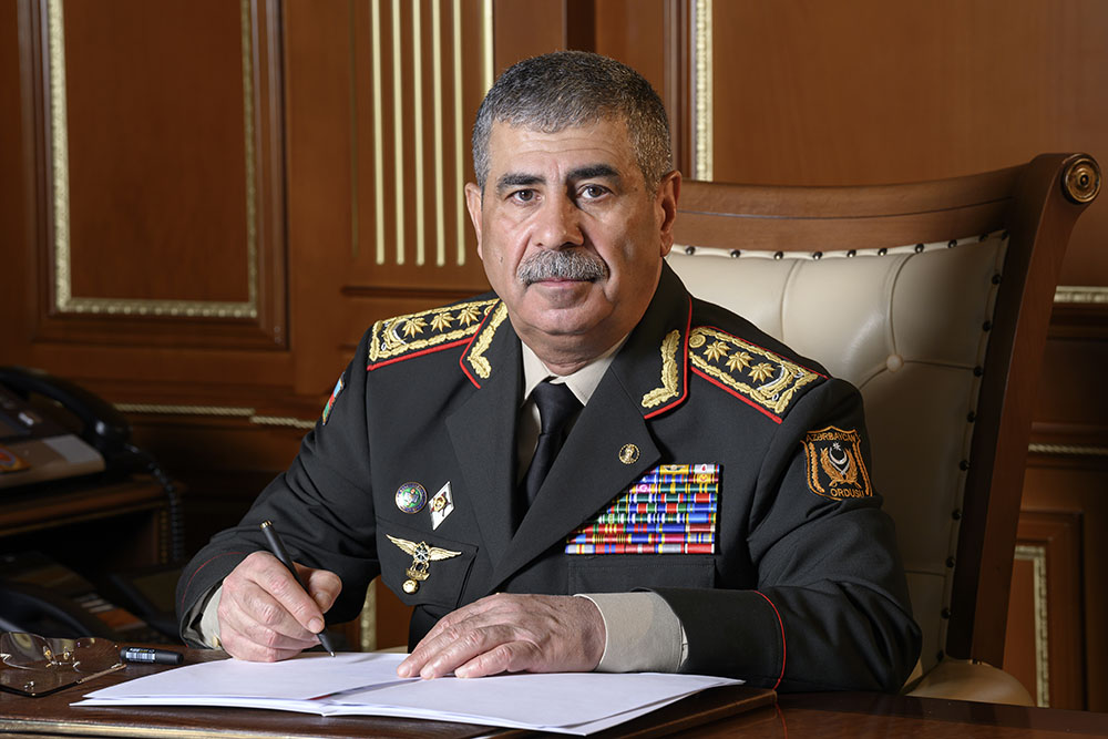 Müdafiə naziri Silahlı Qüvvələr Günü münasibətilə Azərbaycan Ordusunun şəxsi heyətini təbrik edib (FOTO)