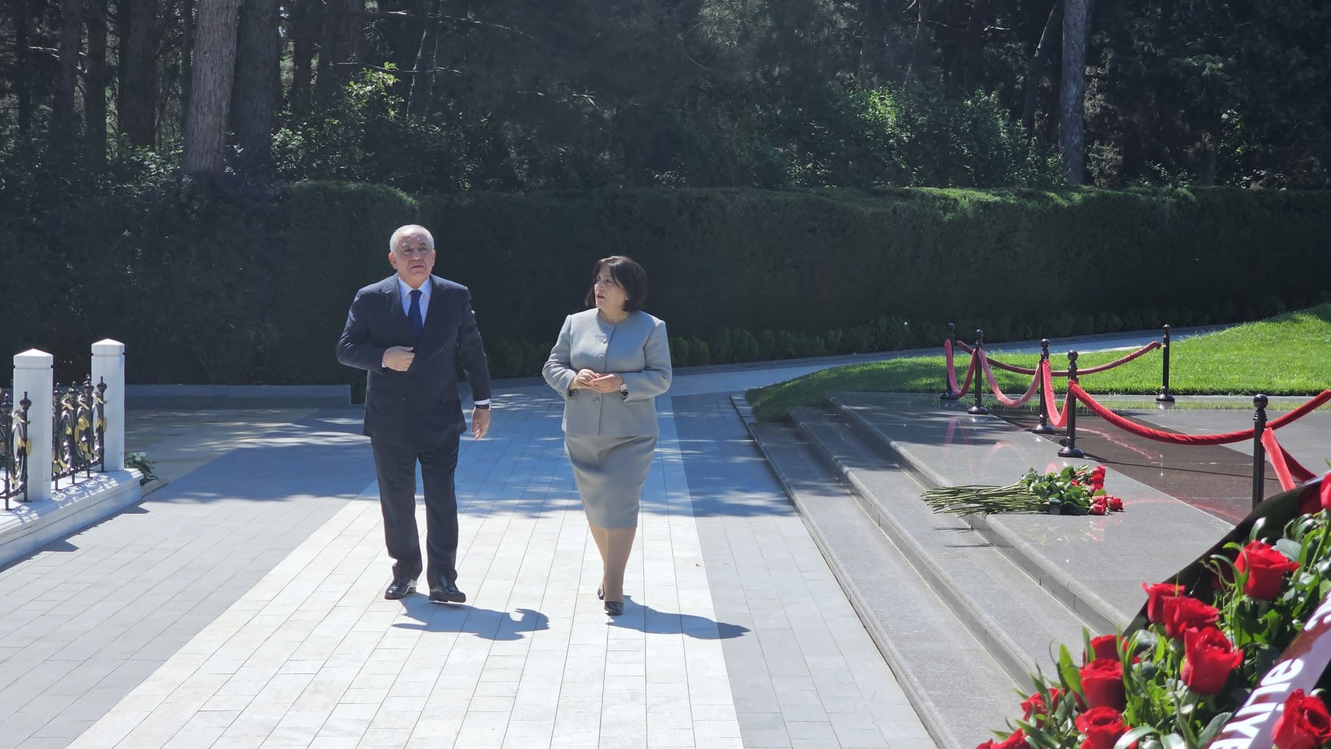 Əli Əsədov və Sahibə Qafarova Ulu Öndər Heydər Əliyevin Fəxri xiyabanda məzarını ziyarət ediblər (FOTO)