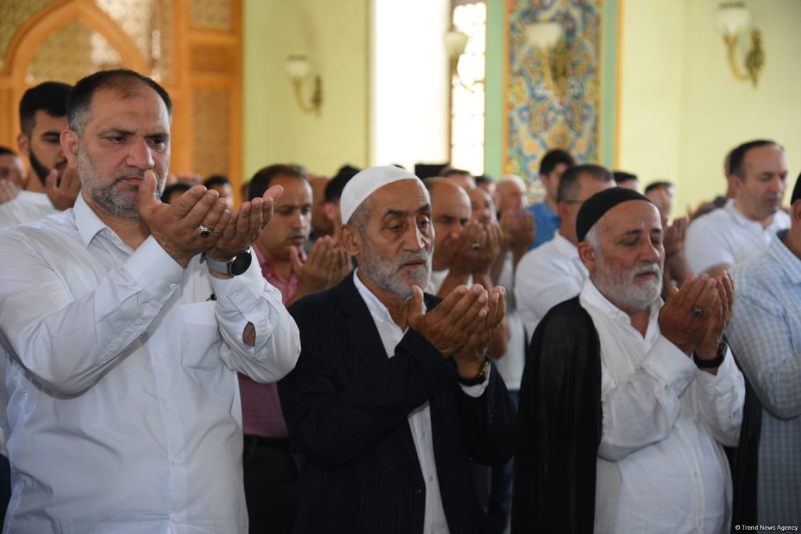 Təzə Pir məscidində bayram namazı qılındı (FOTO)