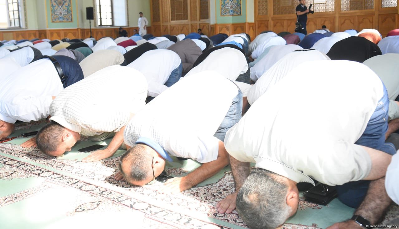 Təzə Pir məscidində bayram namazı qılındı (FOTO)