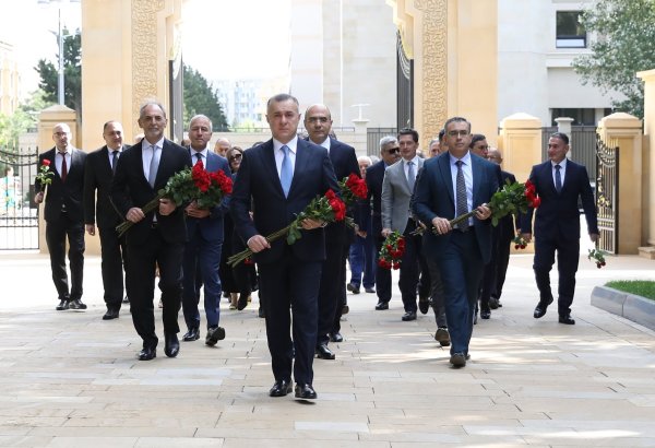 Səhiyyə Nazirliyinin rəhbərliyi və kollektivi Ulu Öndər Heydər Əliyevin və şəhid olan həkimlərin məzarlarını ziyarət ediblər (FOTO)