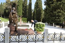 Səhiyyə Nazirliyinin rəhbərliyi və kollektivi Ulu Öndər Heydər Əliyevin və şəhid olan həkimlərin məzarlarını ziyarət ediblər (FOTO)
