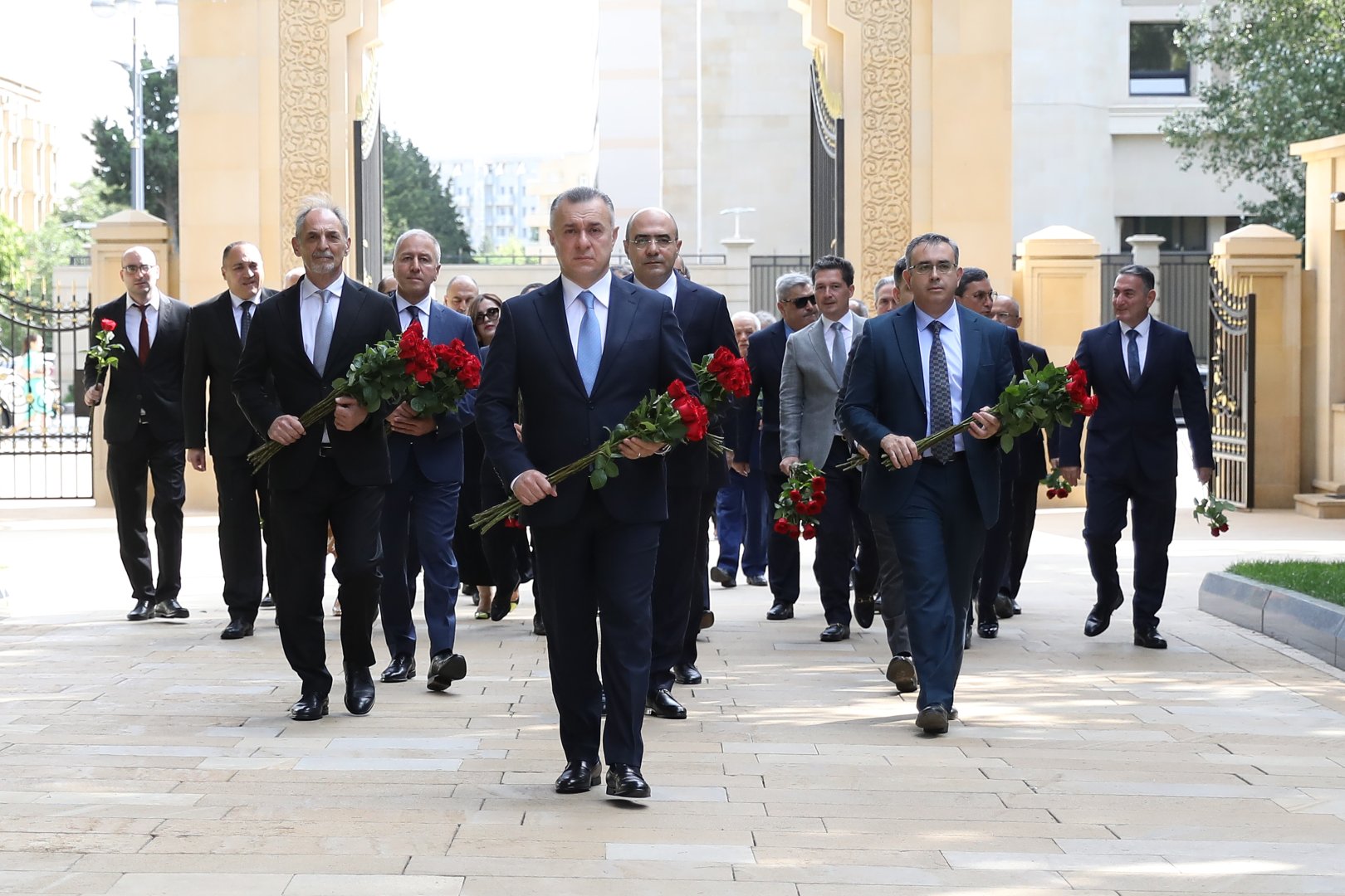 Səhiyyə Nazirliyinin rəhbərliyi və kollektivi Ulu Öndər Heydər Əliyevin və şəhid olan həkimlərin məzarlarını ziyarət ediblər (FOTO)
