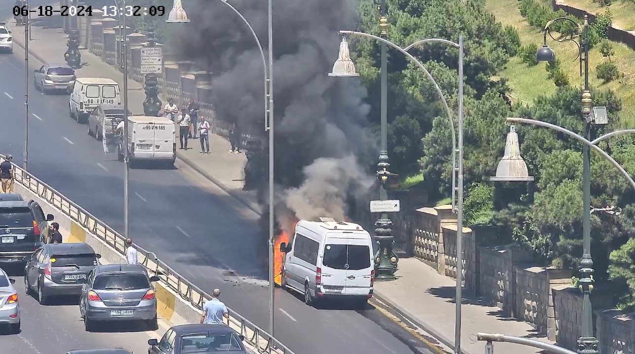 Bakıda mikroavtobus yandı (FOTO) (YENİLƏNİB)