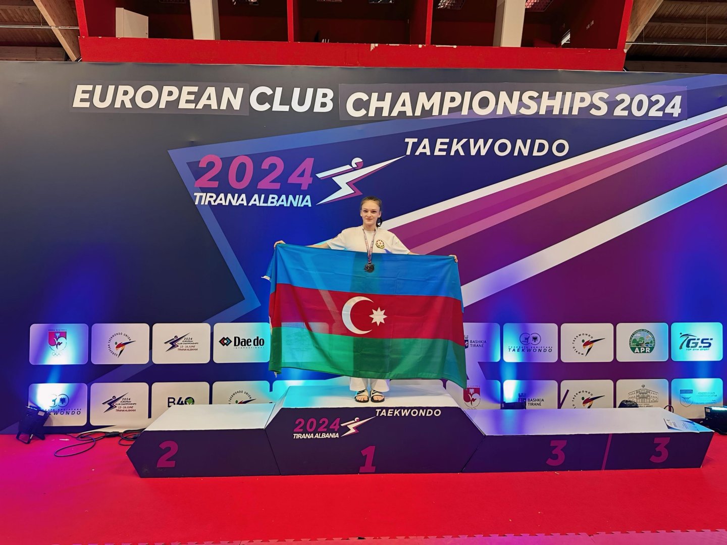 Taekvondoçumuz klublararası Avropa çempionatında gümüş medal qazanıb (FOTO)