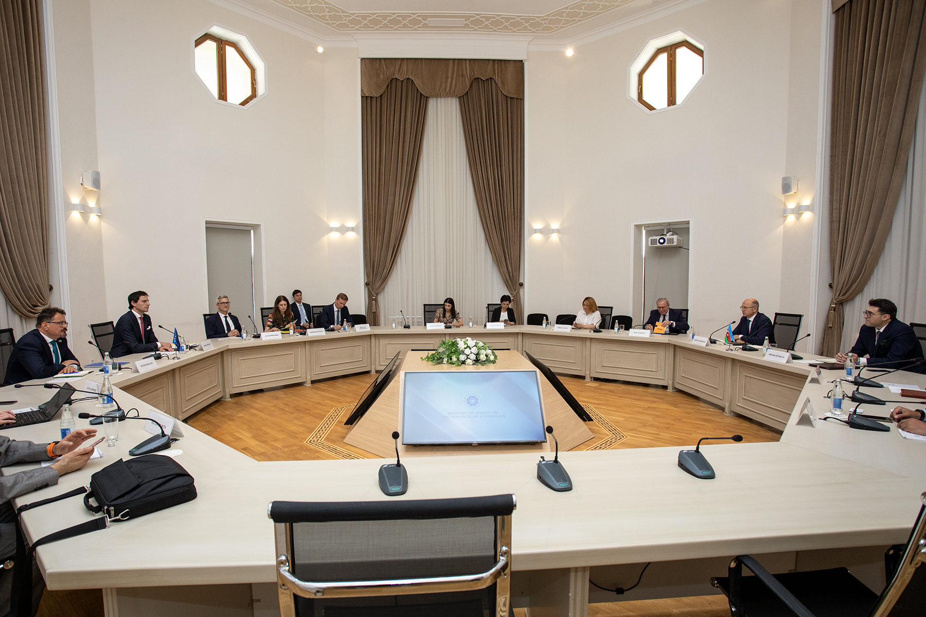 Energetika Nazirliyində Avropa İttifaqının iqlim fəaliyyəti üzrə komissarı ilə görüş keçirilib (FOTO)