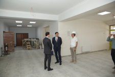 Xaçmazın Palçıqoba kəndində inşa olunan məktəb binasında son tamamlanma işləri görülür (FOTO)