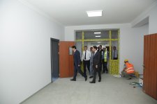 Xaçmazın Palçıqoba kəndində inşa olunan məktəb binasında son tamamlanma işləri görülür (FOTO)