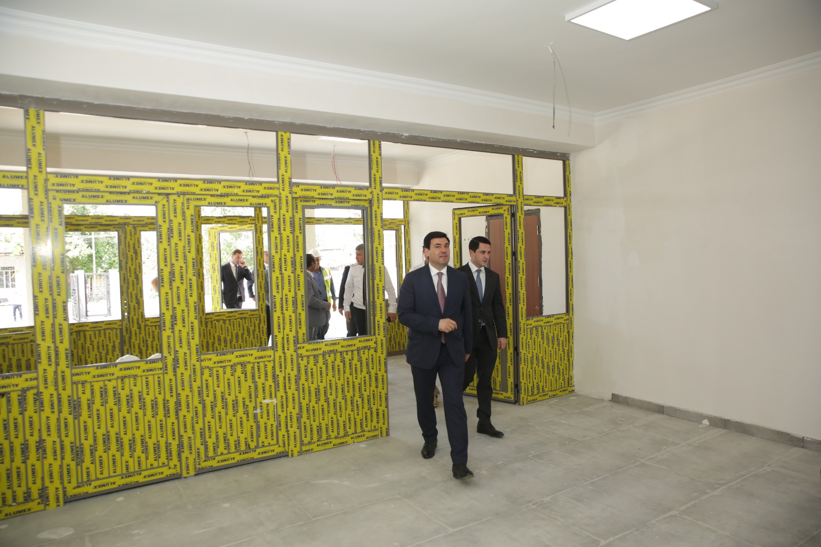 Xaçmazın Palçıqoba kəndində inşa olunan məktəb binasında son tamamlanma işləri görülür (FOTO)