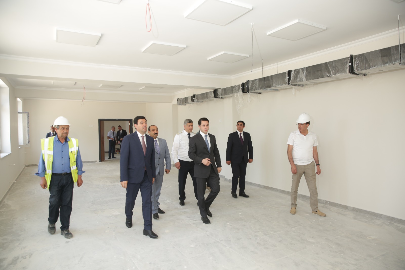 Xaçmazın Palçıqoba kəndində inşa olunan məktəb binasında son tamamlanma işləri görülür (FOTO)