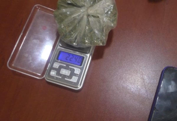 Şəmkirdə polis narkotiklərin satışı ilə məşğul olan şəxsi saxlayıb (FOTO)