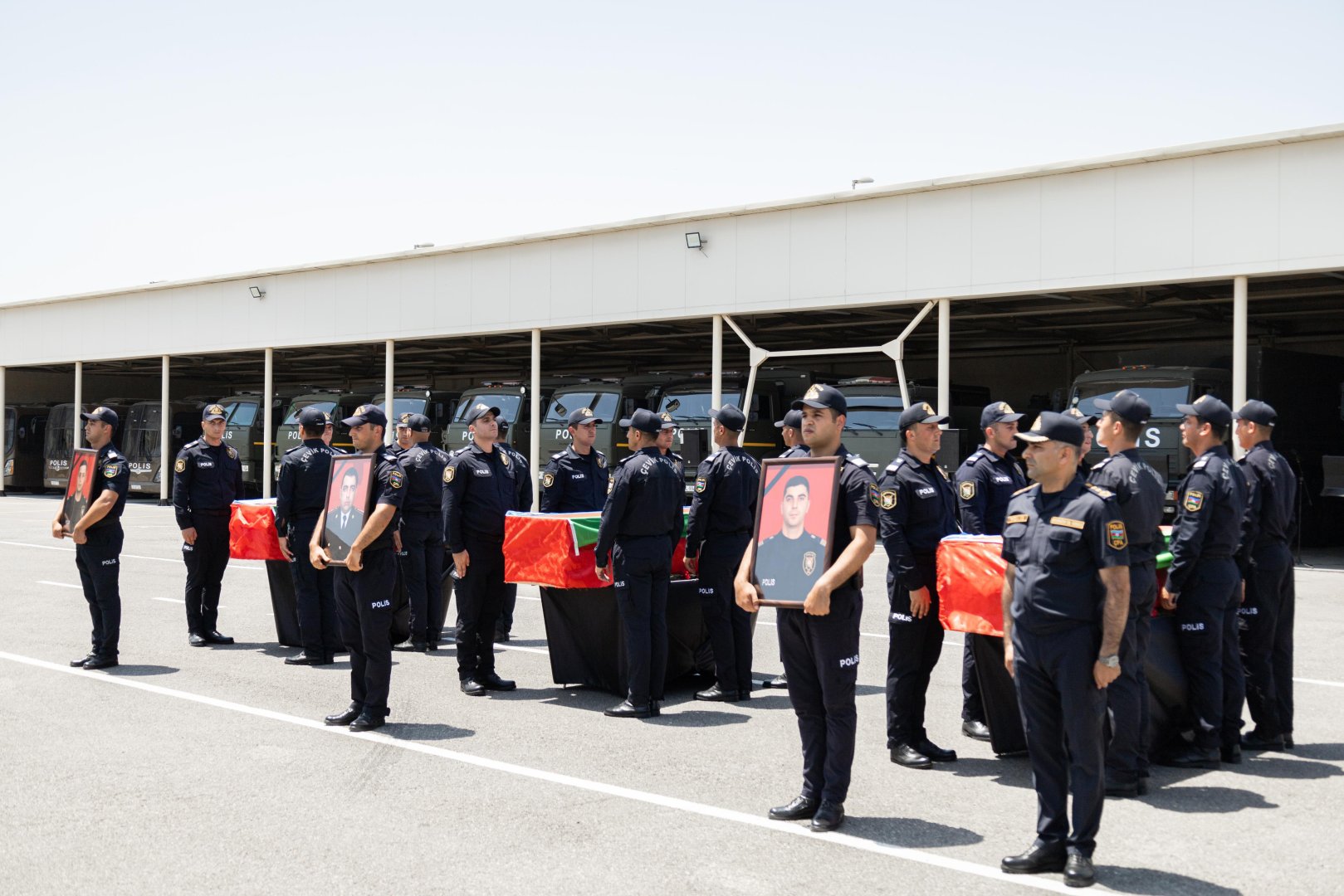 Əməliyyat zamanı həlak olan polislərlə vida mərasimi keçirilib (FOTO)